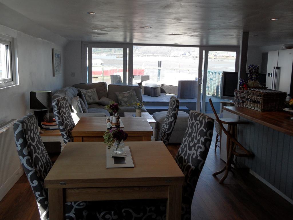 Houseboat Harbourside View Bed & Breakfast Newport  Ngoại thất bức ảnh