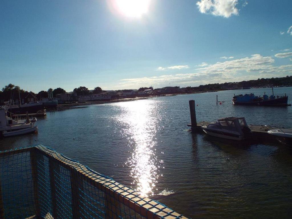 Houseboat Harbourside View Bed & Breakfast Newport  Ngoại thất bức ảnh